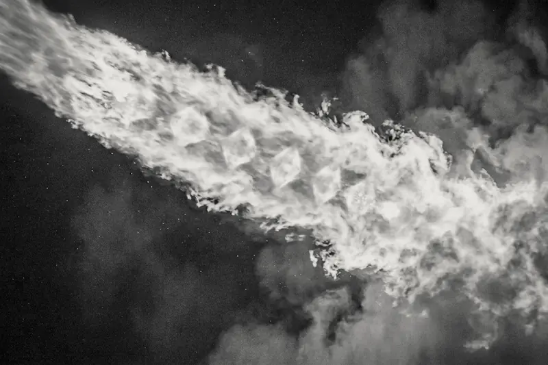 Rocket motor exhaust plume with a row of shock diamonds